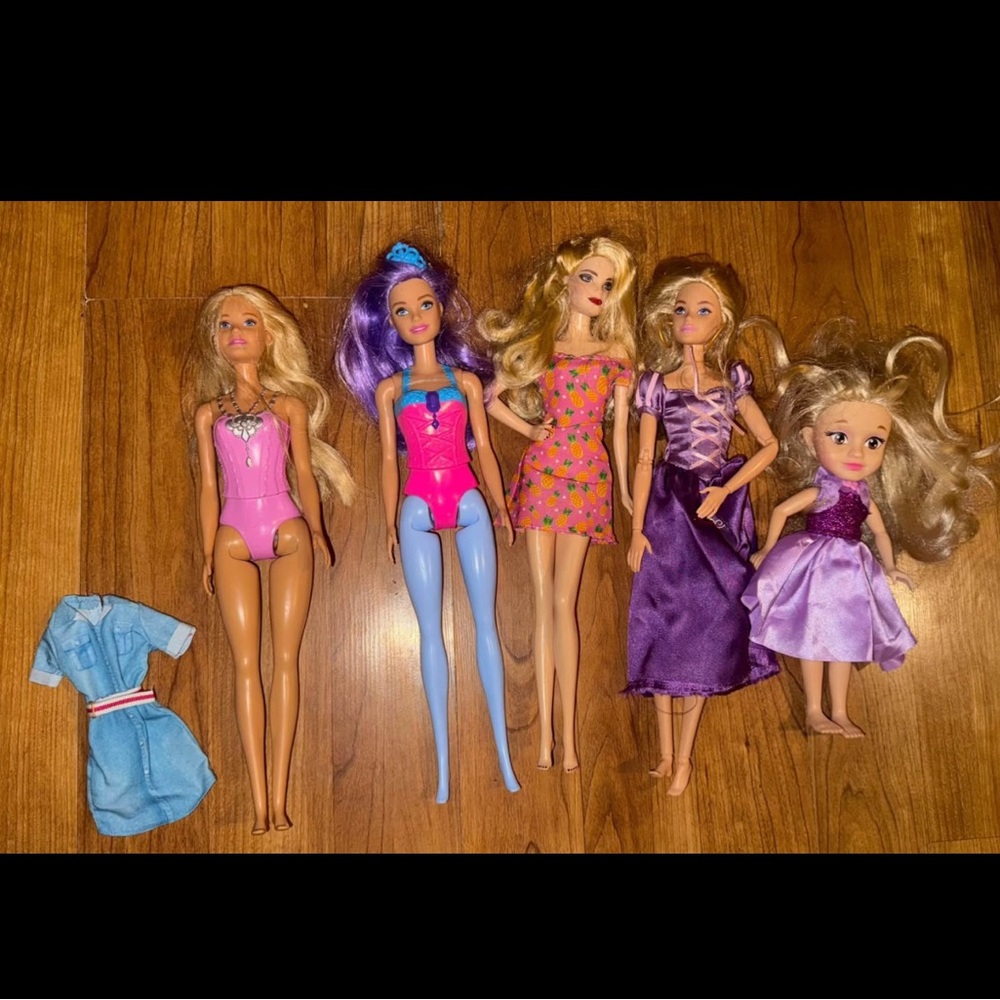 Bundle of Barbie’s/dolls